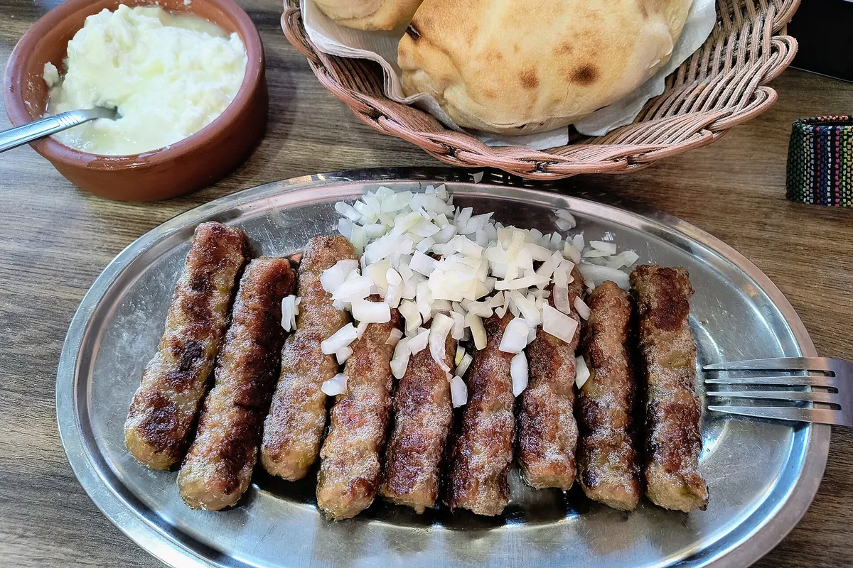 Ćevapi sa kajmakom i lepinjom